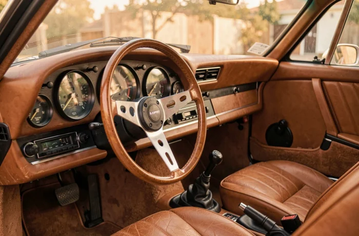Intérieur authentique d'une Porsche 911 S de 1969 avec volant en bois et tableau de bord d'époque